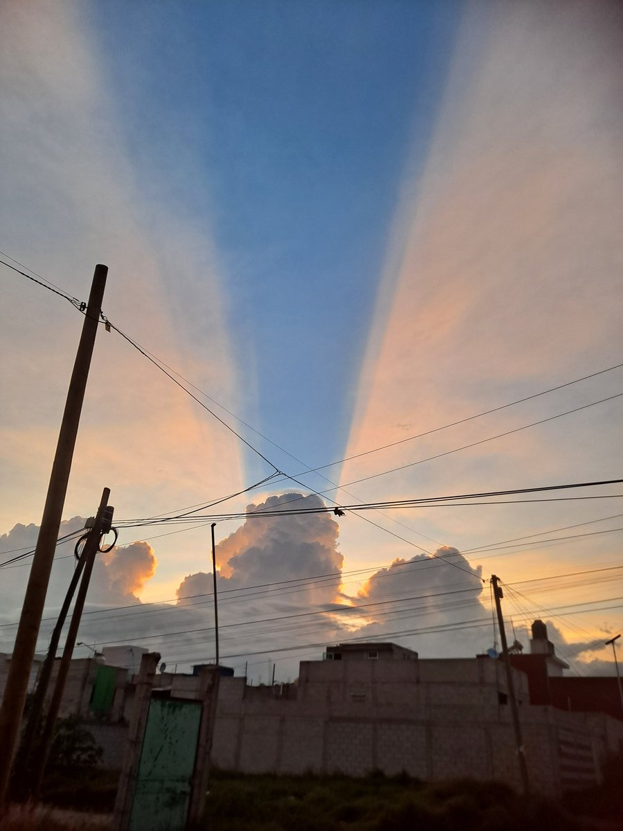 hqueens's tweet photo. 6 de octubre,así  el cielo y tiembla esa noche🤔😬 https://t.co/1DVZdWYY84