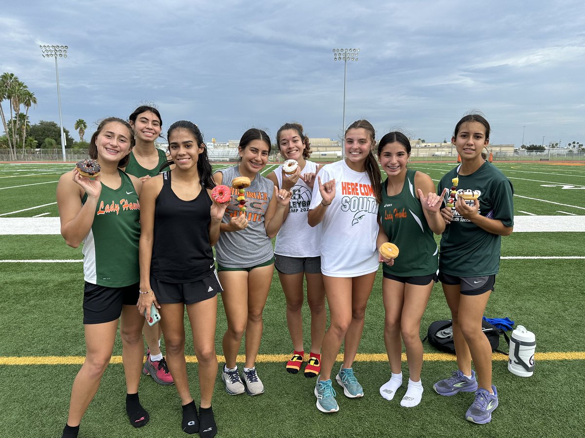 SouthHawkXCTF's tweet photo. Donuts, fruit kabobs, and great weather made it an awesome practice! #DistrictWeek #SouthXC https://t.co/4skocdwHL7