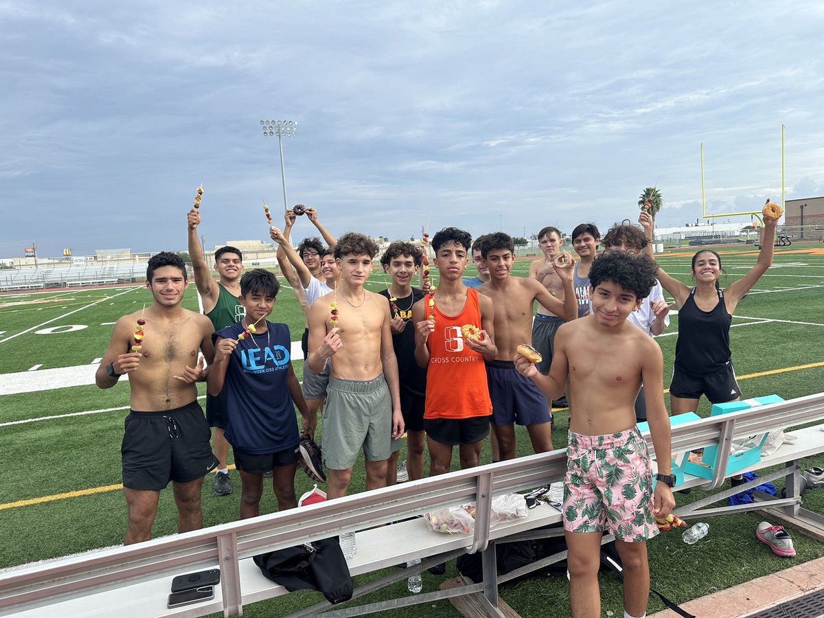SouthHawkXCTF's tweet photo. Donuts, fruit kabobs, and great weather made it an awesome practice! #DistrictWeek #SouthXC https://t.co/4skocdwHL7
