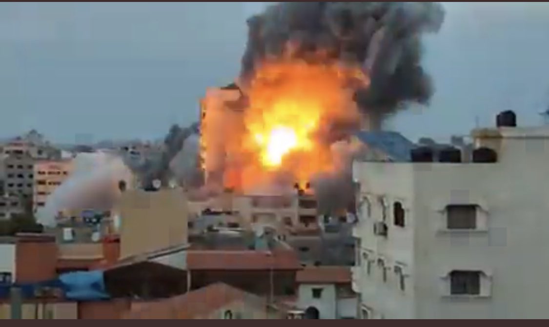 chrisandrews64's tweet photo. What's happening today in #Gaza has not occurred out of thin air.
Its a direct result of years of apartheid, murder and inhumane treatment of #Palestine  
Also a result of Ireland and EU not holding Apartheid Israel accountable for ongoing abuse of Intl Law.
#GazaUnderAttack 🇵🇸🇮🇪 https://t.co/gULagMY4Sc