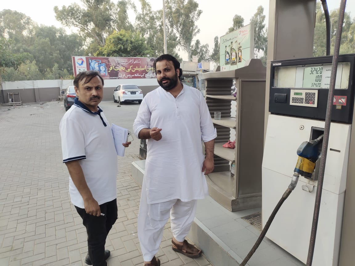 LDICTOfficial's tweet photo. Teams of Labour Department ICT are checking petrol stations on daily basis. Nozzles found faulty in measure have been sealed. Incorrect measure constitutes a violation under provisions of Weights &amp; Measures Act 1975 &amp; would be penalised accordingly. @ICTA_GoP @dcislamabad https://t.co/CWJk2R81Nd
