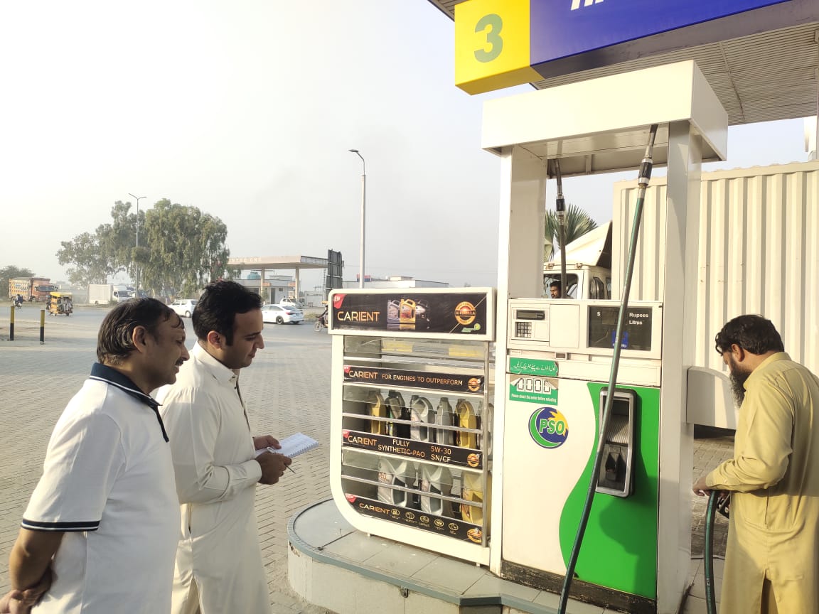 LDICTOfficial's tweet photo. Teams of Labour Department ICT are checking petrol stations on daily basis. Nozzles found faulty in measure have been sealed. Incorrect measure constitutes a violation under provisions of Weights &amp; Measures Act 1975 &amp; would be penalised accordingly. @ICTA_GoP @dcislamabad https://t.co/CWJk2R81Nd