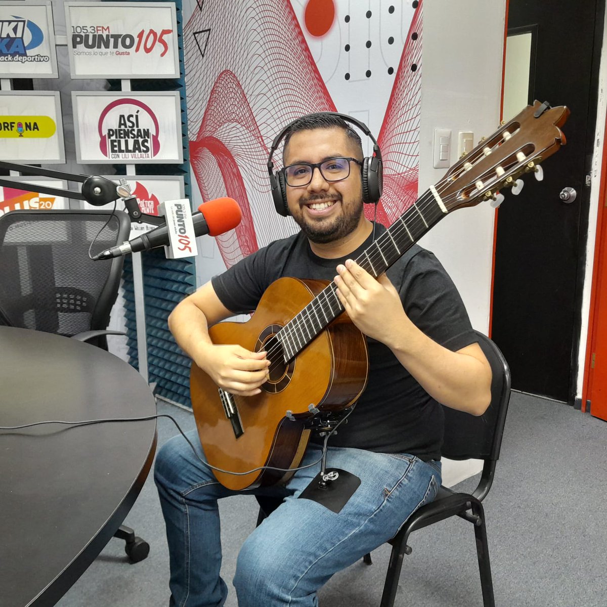 Acuerdaviva's tweet photo. Ya comenzamos la Fiesta de la guitarra clásica en El Salvador "A Cuerda Viva 2023". Les dejamos algunas instantáneas.
Gracias al patrocinio de #bancovi  @culturasv #fundacion_vijosa https://t.co/anERALlArV