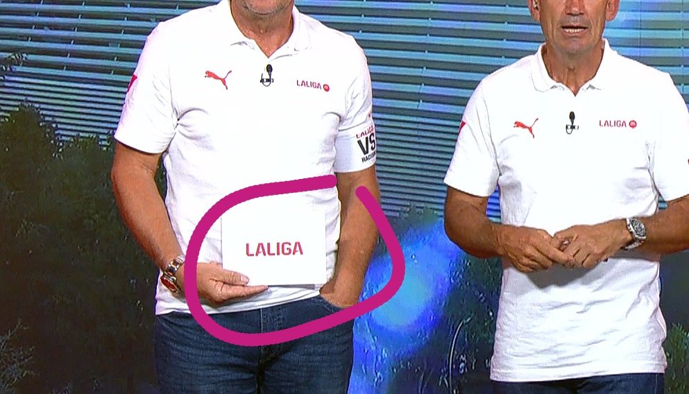 portifai's tweet photo. Por favor dejad tranquilo a ese pobre hombre, que ya es un anciano para ponerlo como si fuera una azafata de congresos #shuster #DAZN @DAZN_ES https://t.co/SJFEltBukZ