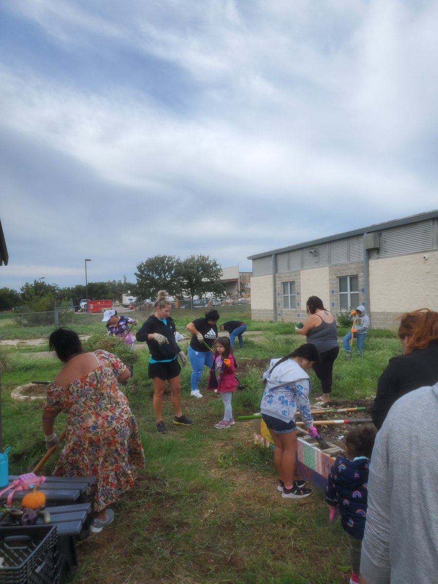 McBeeChapaGarci's tweet photo. Staff, parents, students, community members came together to get our garden ready for planting! @AustinISD @ElementaryMcbee @Ms_MMartinez @MsHuerta512 @AustinISDGreen @aisdparents https://t.co/2ejAYWR4wx