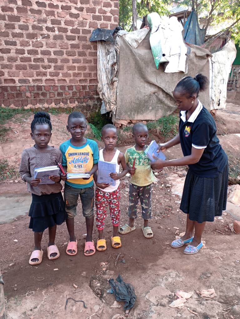 MAAssociation1's tweet photo. Maa family charity continues Namungona kigobe lugala masanafu kinonya zone National housing area

#maafamily
#wespreadlovenothatred https://t.co/pvtU9hdSTs