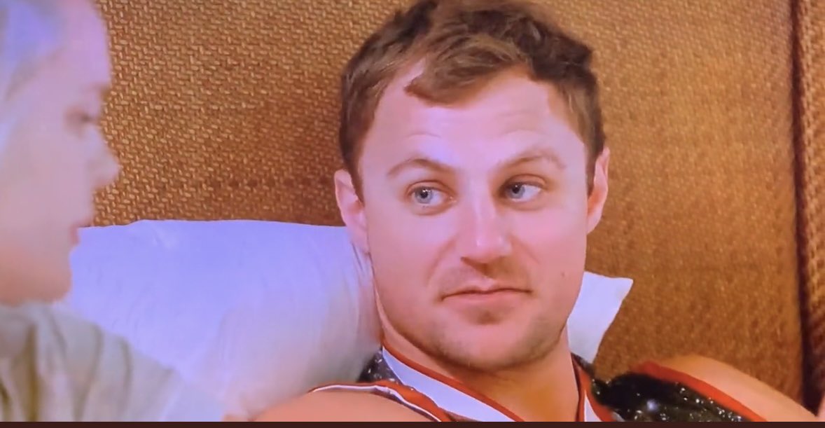 me when stacy comes on my screen with her unblended bronzer/blush #loveisblind