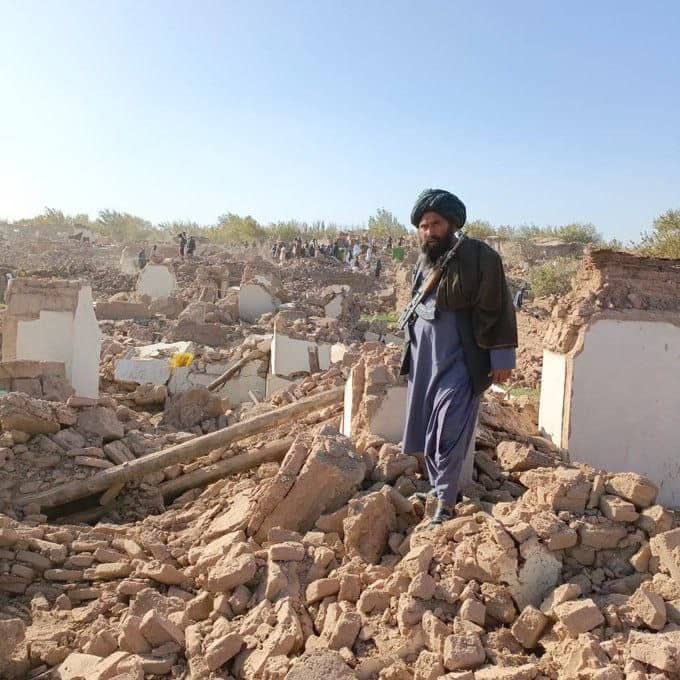 ShnizaiM's tweet photo. Herat devastated by earthquake. Hundreds killed and injured. A whole town called Mahal Wardakha, in the city of Herat entirely collapsed. https://t.co/rSrewWG5HI