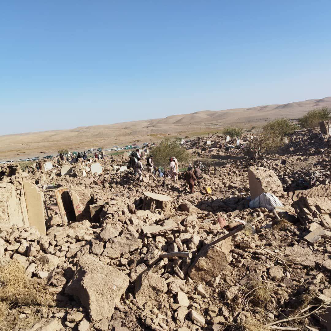 ShnizaiM's tweet photo. Herat devastated by earthquake. Hundreds killed and injured. A whole town called Mahal Wardakha, in the city of Herat entirely collapsed. https://t.co/rSrewWG5HI