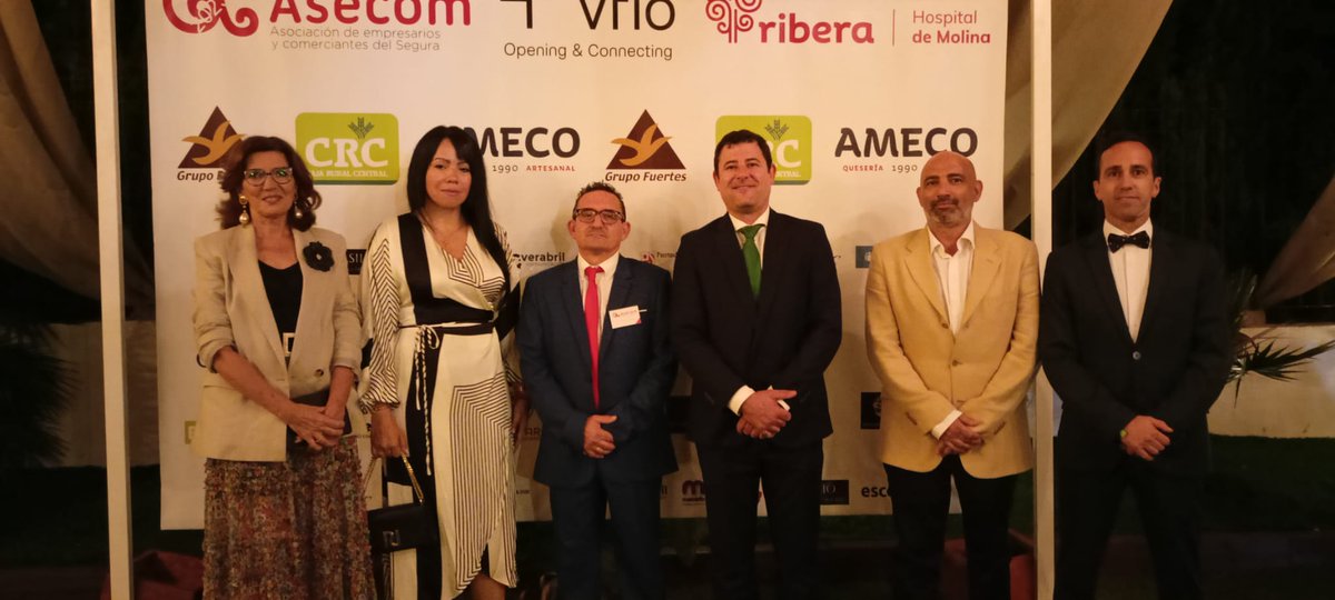 Vox_Molina's tweet photo. 🟢 Nuestro teniente alcalde @antoniomarsanz y nuestros concejales @PalomaBlancoBra, @EscarletPinero, @chacon060480 y el coordinador @ramon_mondejar, asistieron anoche a la gala de la Asociación de Empresarios y Comerciantes del Segura #ASECOM.
💚 Enhorabuena a ASECOM! https://t.co/FhIu53eNYP