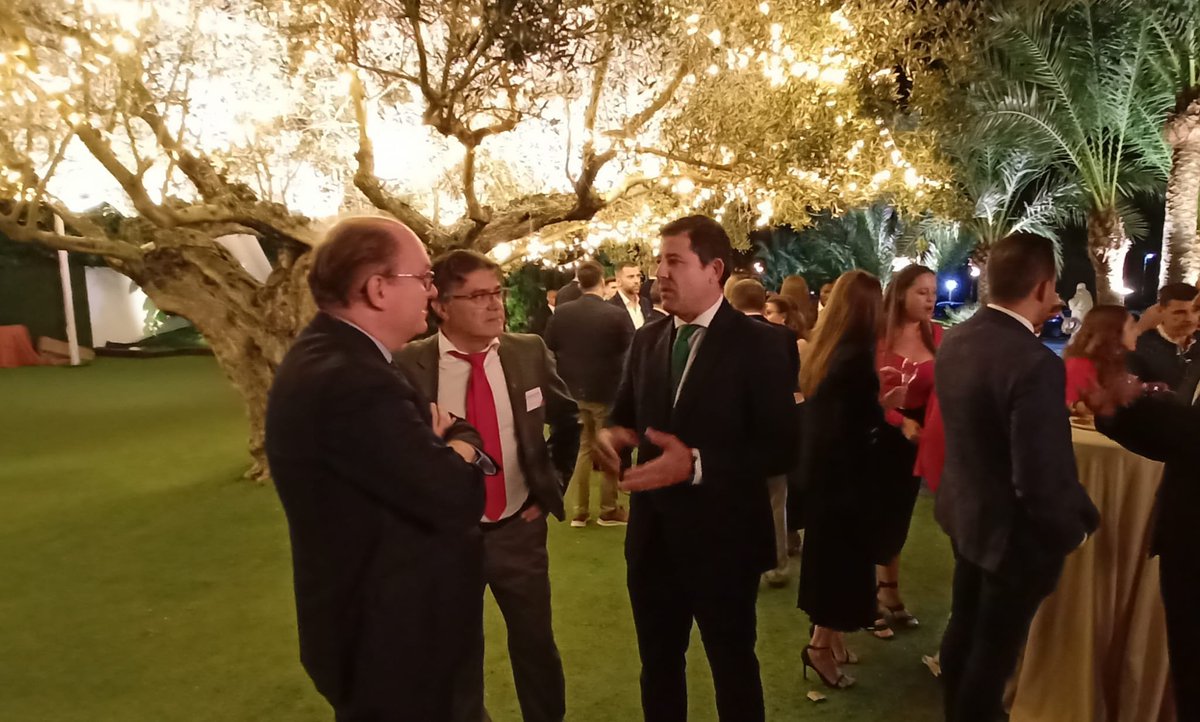 Vox_Molina's tweet photo. 🟢 Nuestro teniente alcalde @antoniomarsanz y nuestros concejales @PalomaBlancoBra, @EscarletPinero, @chacon060480 y el coordinador @ramon_mondejar, asistieron anoche a la gala de la Asociación de Empresarios y Comerciantes del Segura #ASECOM.
💚 Enhorabuena a ASECOM! https://t.co/FhIu53eNYP