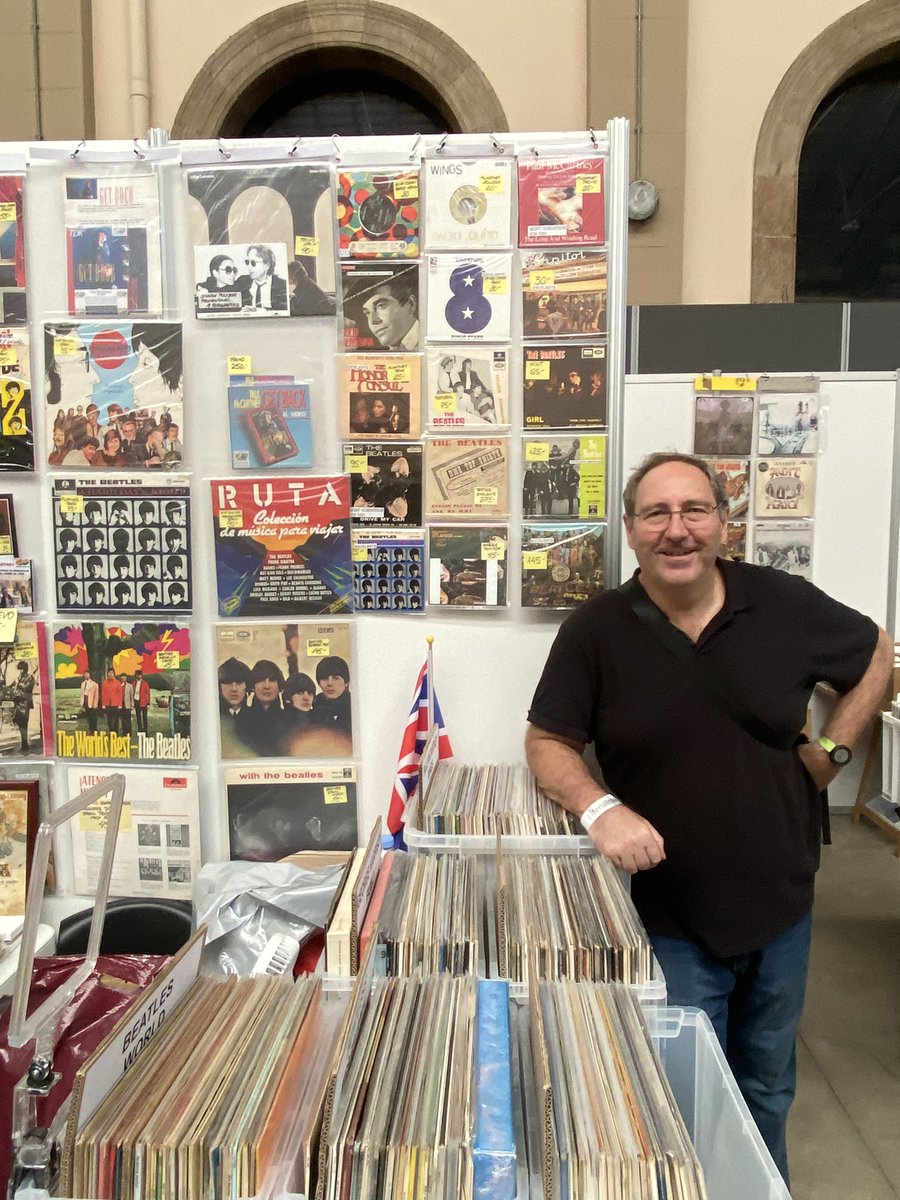 jordivmusic's tweet photo. Aquest matí, a #firadeldisc estava ben ple. L’afició no és perd, però l’edat dels assistent, molt alta. He anat a veure l’estand del meu amic de la vida, en Josep Esteve. Beatles forever! https://t.co/pRsMapLZMl