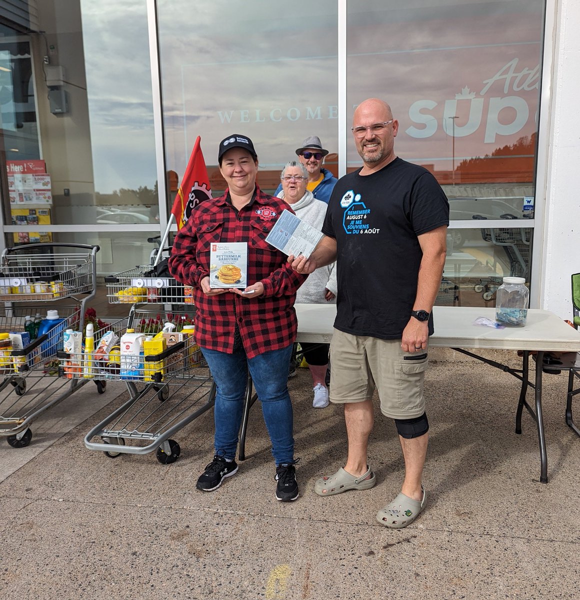 UTE members from #saintjohn collecting for the North end food bank our 2nd VP stopped by to show support @psac_afpc @PSACAtlantic @ciu_sdi @utesei