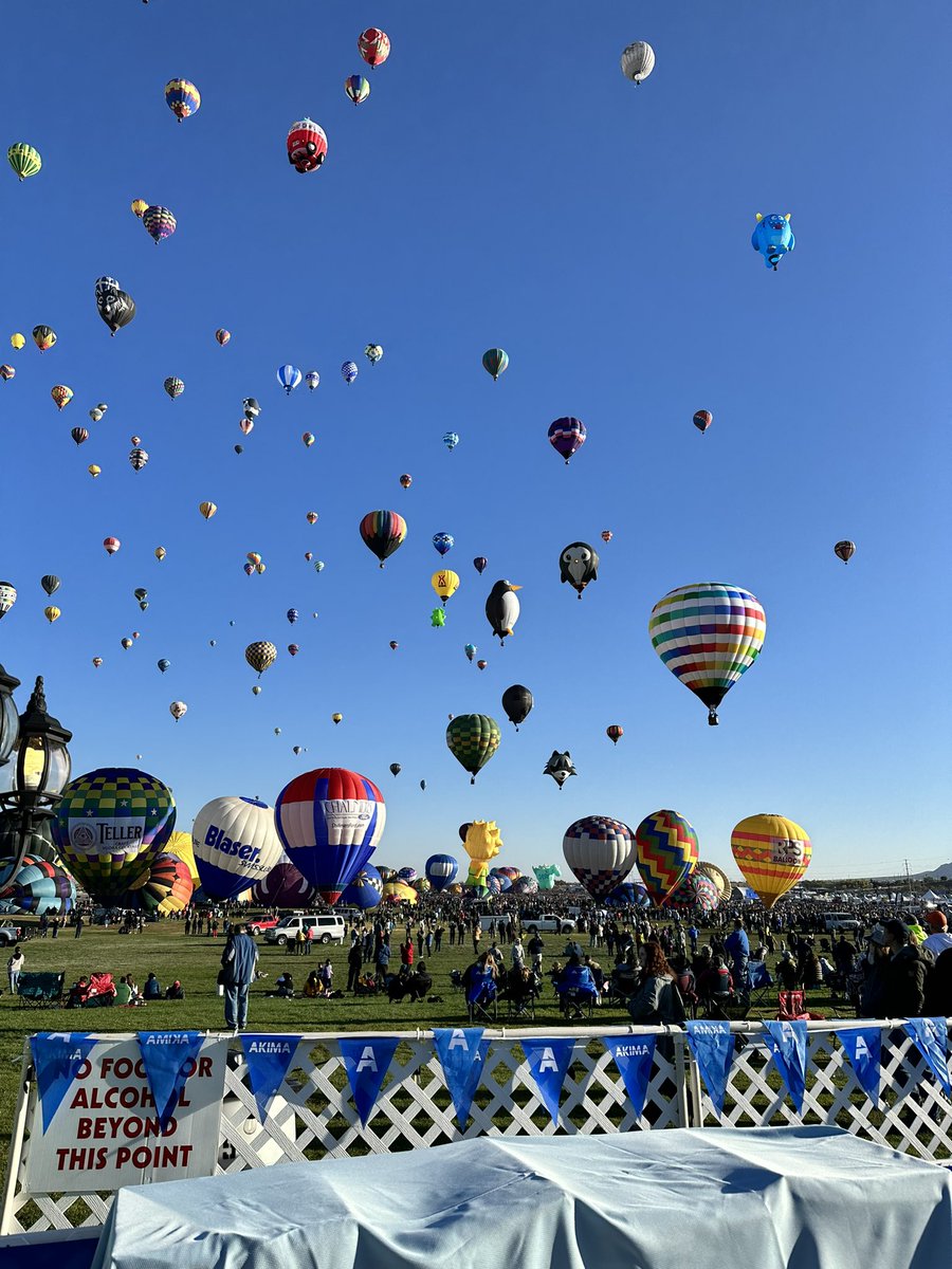 Sunnydmarch's tweet photo. Albuquerque International Balloon Fiesta 2023! Let’s go! #AIBF2023 https://t.co/UZ2U7aQx6x