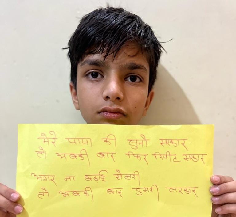 #जयपुर
पुलिस के जवानों के नन्हे मुन्ने बच्चों ने लगाई फरियाद,मुख्यमंत्री अशोक गहलोत से लगाई फरियाद,जवानों की मांगे मानने को लेकर लगाई फरियाद,वर्दी के पास जलाए दिवाली की भांति दीपक,ऐसे में शोशल मीडिया पर मिल रहा जमकर समर्थन
<a href="/PoliceRajasthan/">Rajasthan Police</a> 
<a href="/RajPoliceHelp/">Rajasthan Police HelpDesk</a>
<a href="/MohummedRazaul1/">Raza Ullah</a>