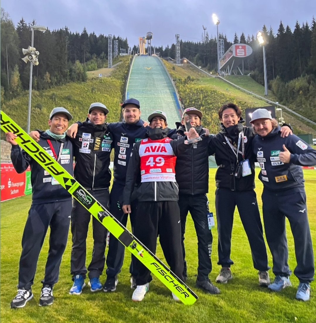 And that's how summer ends!

Big congratulations to Sara for taking 2nd place overall and to Ren for finishing 3rd! 👏🏻 You worked hard and it paid off! 

📷: Julia Piątkowska (@SkokiPolska) & Yuki Ito 

#skijumpingfamily #スキージャンプ