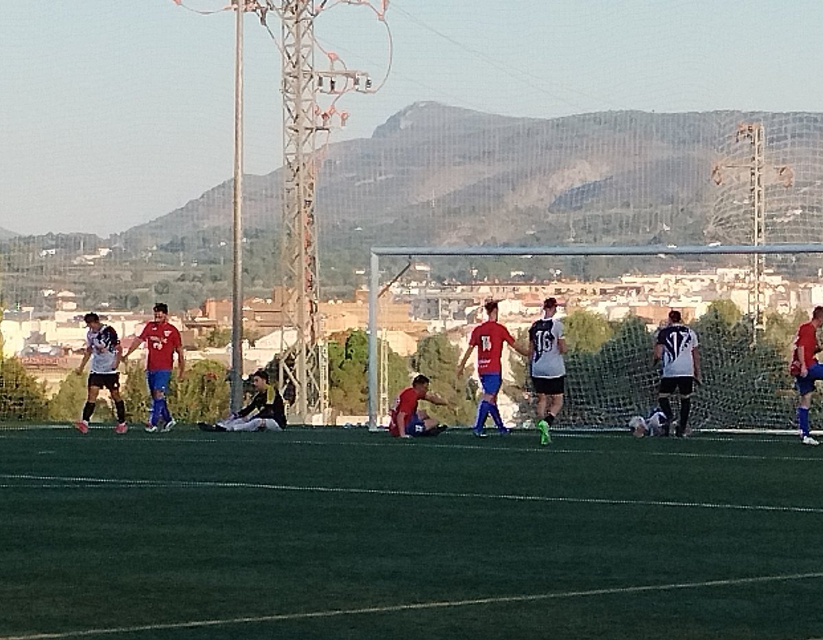 ⚽⚽ Goooooooool d'Alfaro a La Puríssima per ficar el 2-0 just als 45', després de rematar com a un killer un baló al ❤️ de l'àrea. 👉🏼Havia estat una cavalcada per banda esquerra de @Fran_benito22 qui li ha ficat el ⚽ al davanter ontinyentí. ⏯️ Temps de descans amb 2-0.