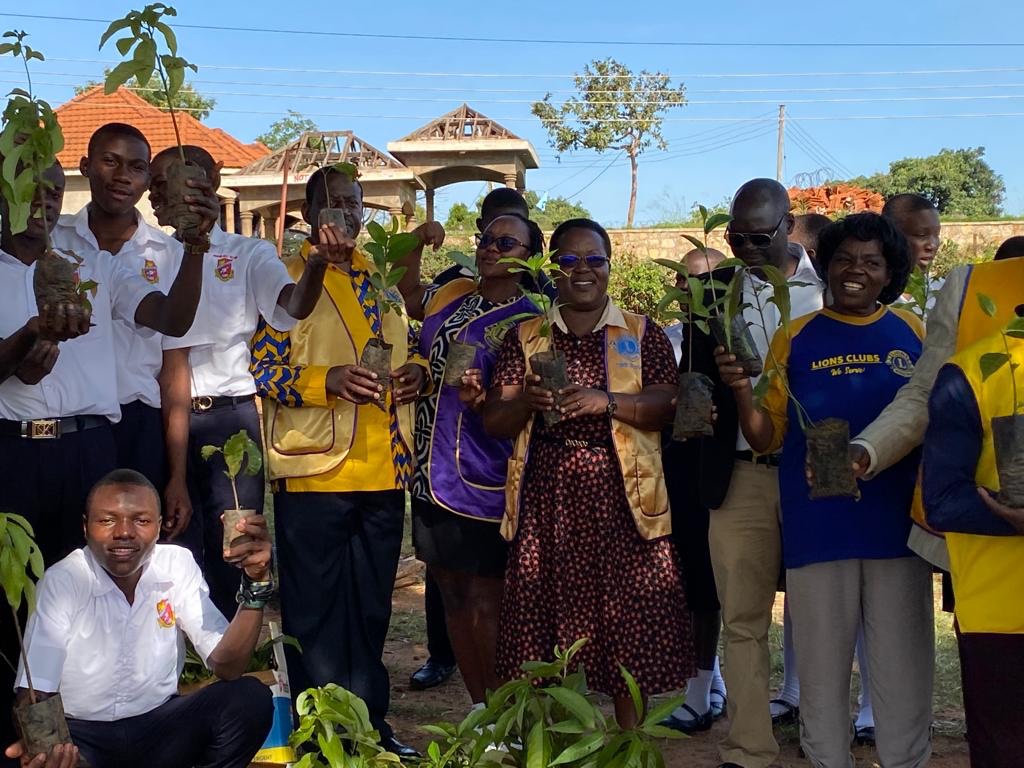 KampalaHost's tweet photo. On 6th October, we planted trees at Kalinabiri secondary school in line with our service goal of enhancing a sustainable green environment, led by Lion Dr Ngorok, we sensitized the students on diabetes risk awareness as our service goals:#WESERVE https://t.co/xJCCGlgsII