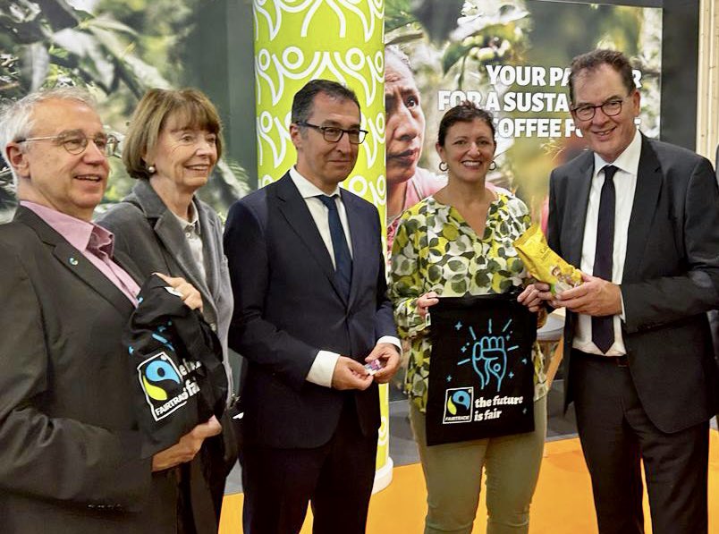 FairtradeDeutschland (@fairtrade_de) on Twitter photo Prominenz am #Fairtrade-Stand zum Start der <a href="/anugacologne/">anuga</a>: Danke für Besuch, Interesse und Austausch <a href="/cem_oezdemir/">Cem Özdemir</a> @bmel, <a href="/HenrietteReker/">Henriette Reker</a> <a href="/Koeln/">Stadt Köln</a> und <a href="/DGgerdmueller/">Gerd Müller</a> <a href="/unido/">UNIDO</a>!
Der <a href="/Fairtrade_DE/">FairtradeDeutschland</a> Stand ist auf dem Boulevard, Standnr. 42 👍 Prominenz am #Fairtrade-Stand zum Start der <a href="/anugacologne/">anuga</a>: Danke für Besuch, Interesse und Austausch <a href="/cem_oezdemir/">Cem Özdemir</a> @bmel, <a href="/HenrietteReker/">Henriette Reker</a> <a href="/Koeln/">Stadt Köln</a> und <a href="/DGgerdmueller/">Gerd Müller</a> <a href="/unido/">UNIDO</a>!
Der <a href="/Fairtrade_DE/">FairtradeDeutschland</a> Stand ist auf dem Boulevard, Standnr. 42 👍
