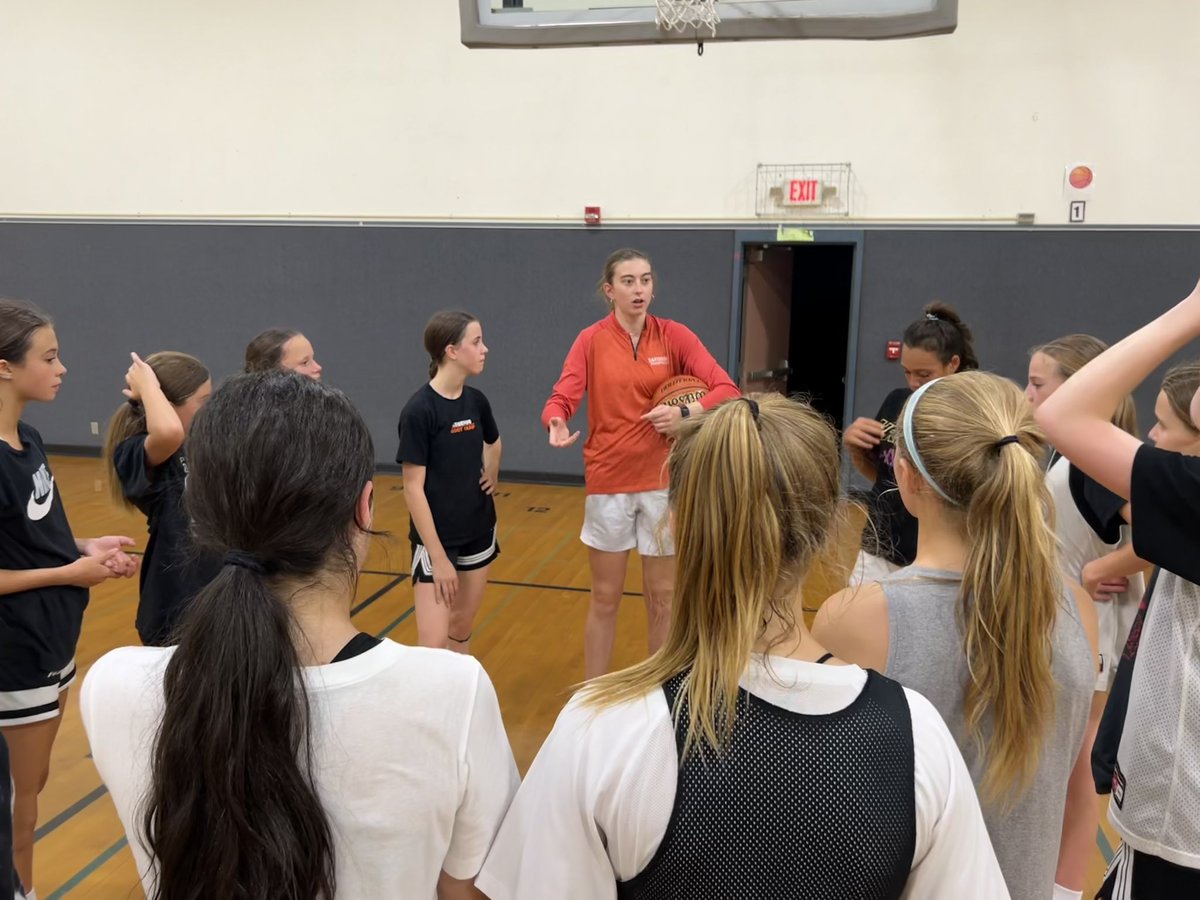 NWSelect's tweet photo. We had a surprise guest in the building last night 🥰🤩 @ElizaBuerk @DavidsonWBB
#AsOne https://t.co/vEh7oRy9Ga