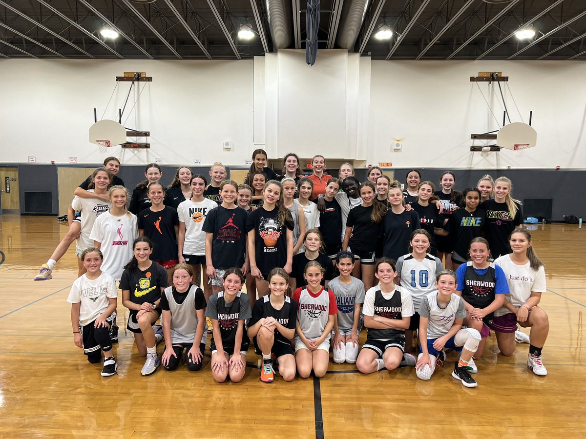 NWSelect's tweet photo. We had a surprise guest in the building last night 🥰🤩 @ElizaBuerk @DavidsonWBB
#AsOne https://t.co/vEh7oRy9Ga