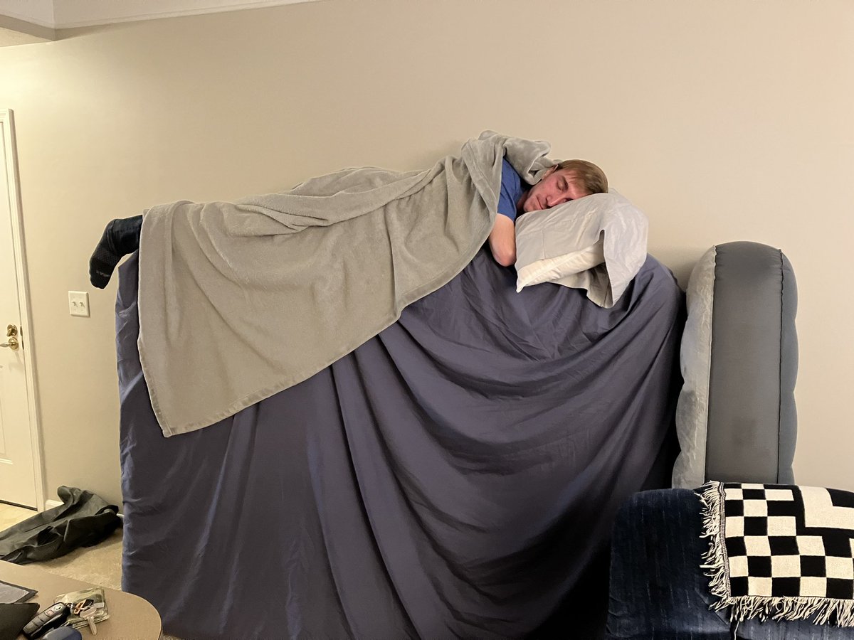 MasterKuruk's tweet photo. Average sleeping arrangement in Ohio. https://t.co/aQOeLRFi10