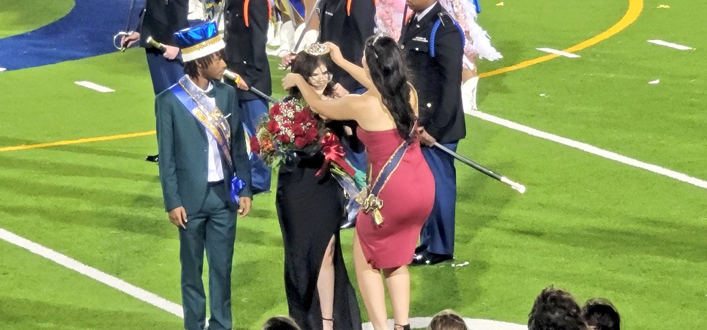 EVillarreal28's tweet photo. A Channelview Homecoming π₯° Interact Beau and Sweetheart and last year's Queen and King (old Interact Officers) made this a night to remember π
#CHS #ChannelviewHS #Falcons @ChannelviewHS @emet_crz @tchill_ @chsinteract5890 https://t.co/iQYljFrt3M