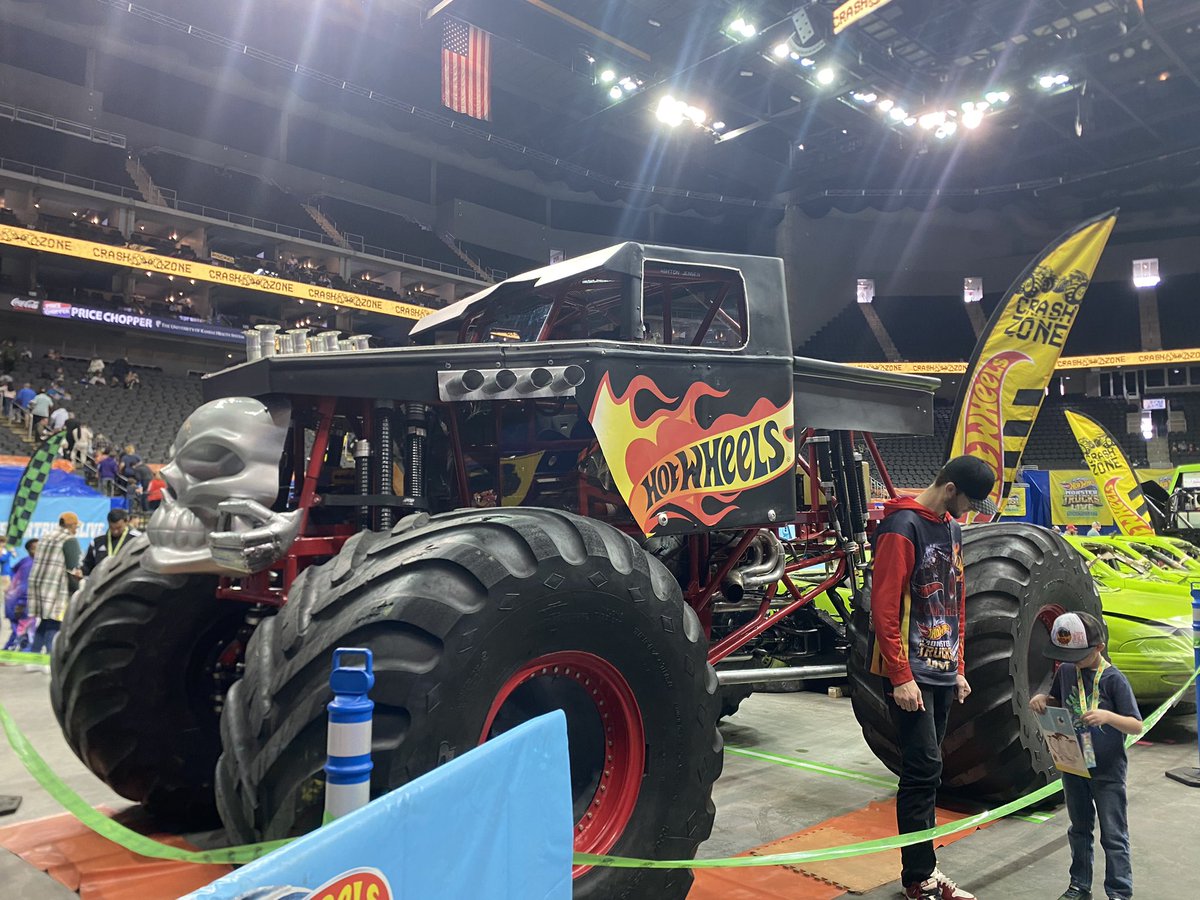 OwsleyK's tweet photo. Hanging out with Hot Wheels Monster Trucks this afternoon! https://t.co/6ik201sSlb