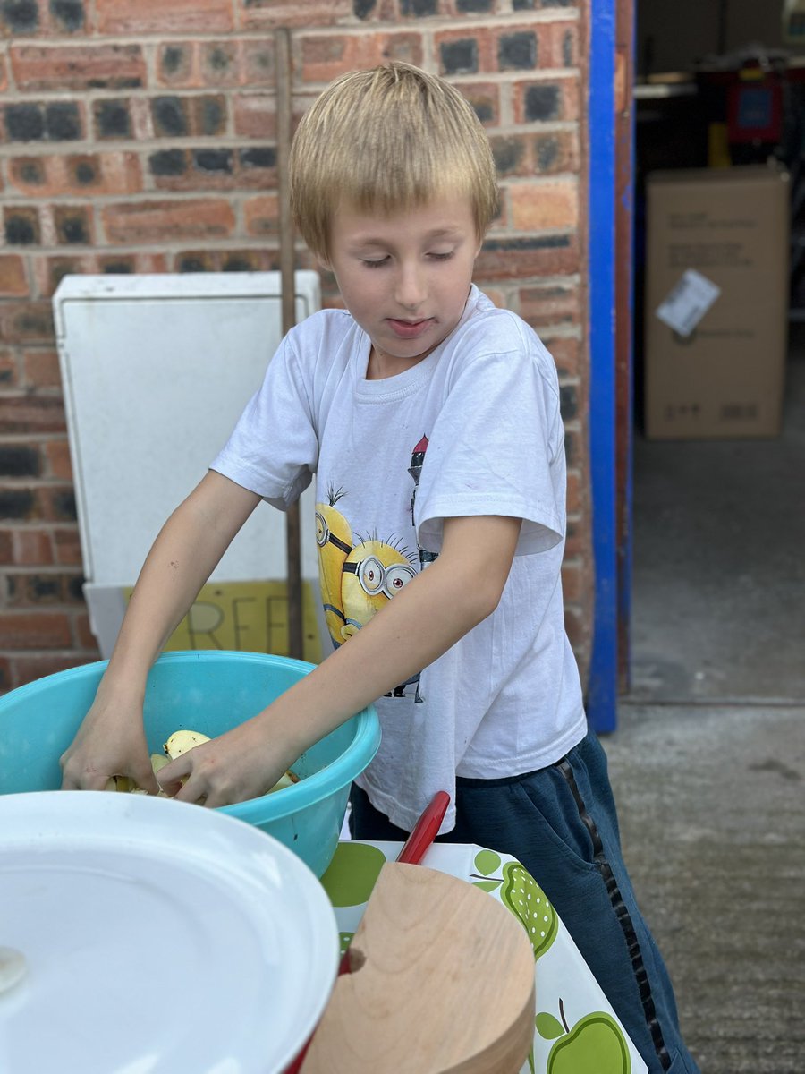OperationFarm's tweet image. It was all hands on deck as we helped Mottram Rd Allotments set up their new apple press. With a bit of jiggery pokey, they’ll soon be squishing n slurping 🍎 
Thanks as always to @robimuir what a legend!