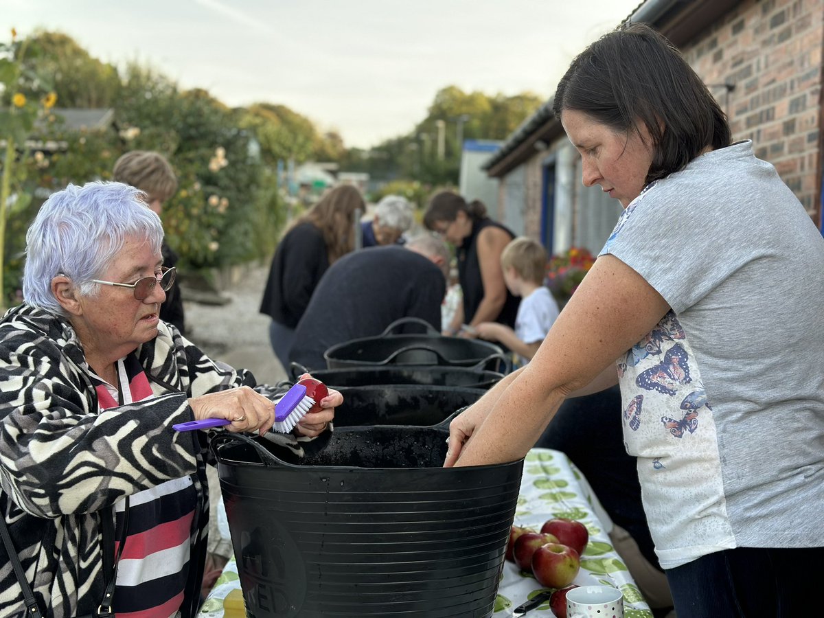 OperationFarm's tweet image. It was all hands on deck as we helped Mottram Rd Allotments set up their new apple press. With a bit of jiggery pokey, they’ll soon be squishing n slurping 🍎 
Thanks as always to @robimuir what a legend!