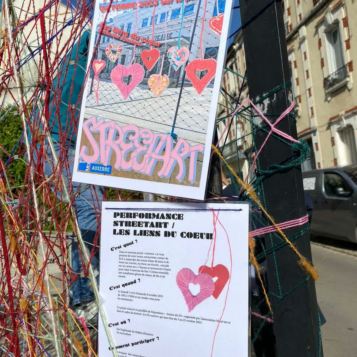 Si vous êtes sur Auxerre ce week-end, n'hésitez pas à passer devant le théâtre d'Auxerre pour participer au "tricot urbain" de Catherine Rymarski, un bel exemple de street art et une bonne façon de renouer du lien !
Il est organisé avec le festival "Un fil à suivre".