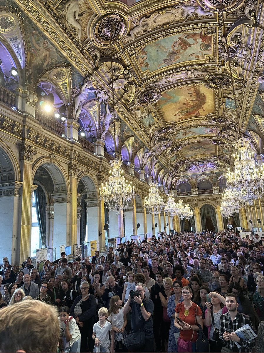 Cet après-midi, l'Hôtel de Ville a accueilli un public nombreux pour le bilan d'étape de mi-mandat. 
Un grand moment démocratique et de dialogue autour des élu-e-s de @Paris. #Parissetransforme