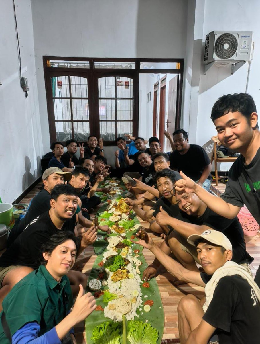 SquadVbs33's tweet photo. After match party heula meureun yah...

Terimakasih banyak buat @bonekkebraon atas jamuannya. We appreciate this! 🍻 https://t.co/UGJAXU64Nn