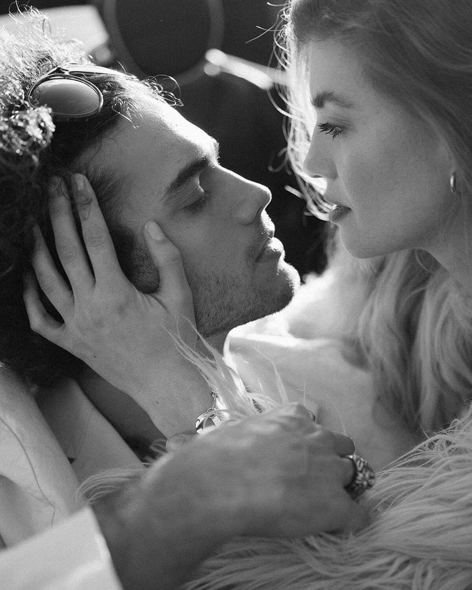 عيناها...
آه من عيناها
لم  تكن آيه من الجمال 
بل سورة بأكملهَا .