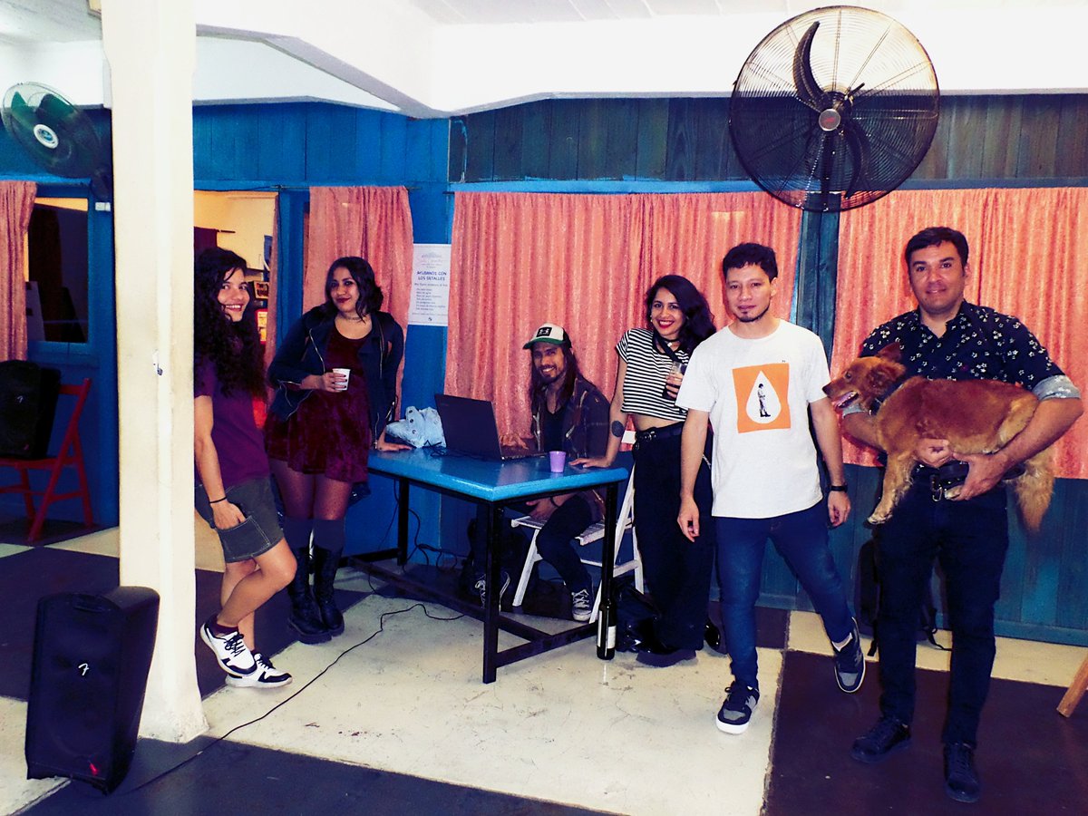 Con gran éxito se llevó a cabo la inauguración de la segunda edición de Corrientes Foto. En la foto, algunos de los participantes, junto con algunas personas que pasaron a ver la expo.