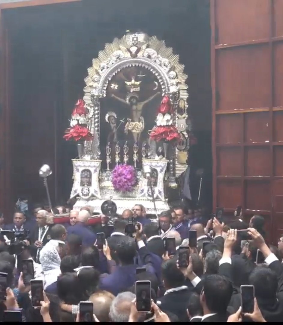 CarlitosCordov9's tweet photo. Bienvenido Señor de los Milagros
La imagen hace su salida triunfal de su templo de las Nazarenas a bendecir a todo el pueblo peruano 🤍💜👏🏼
#SeñordelosMilagros #HSMN #Nazarenas https://t.co/Q6ZoKGLTnh