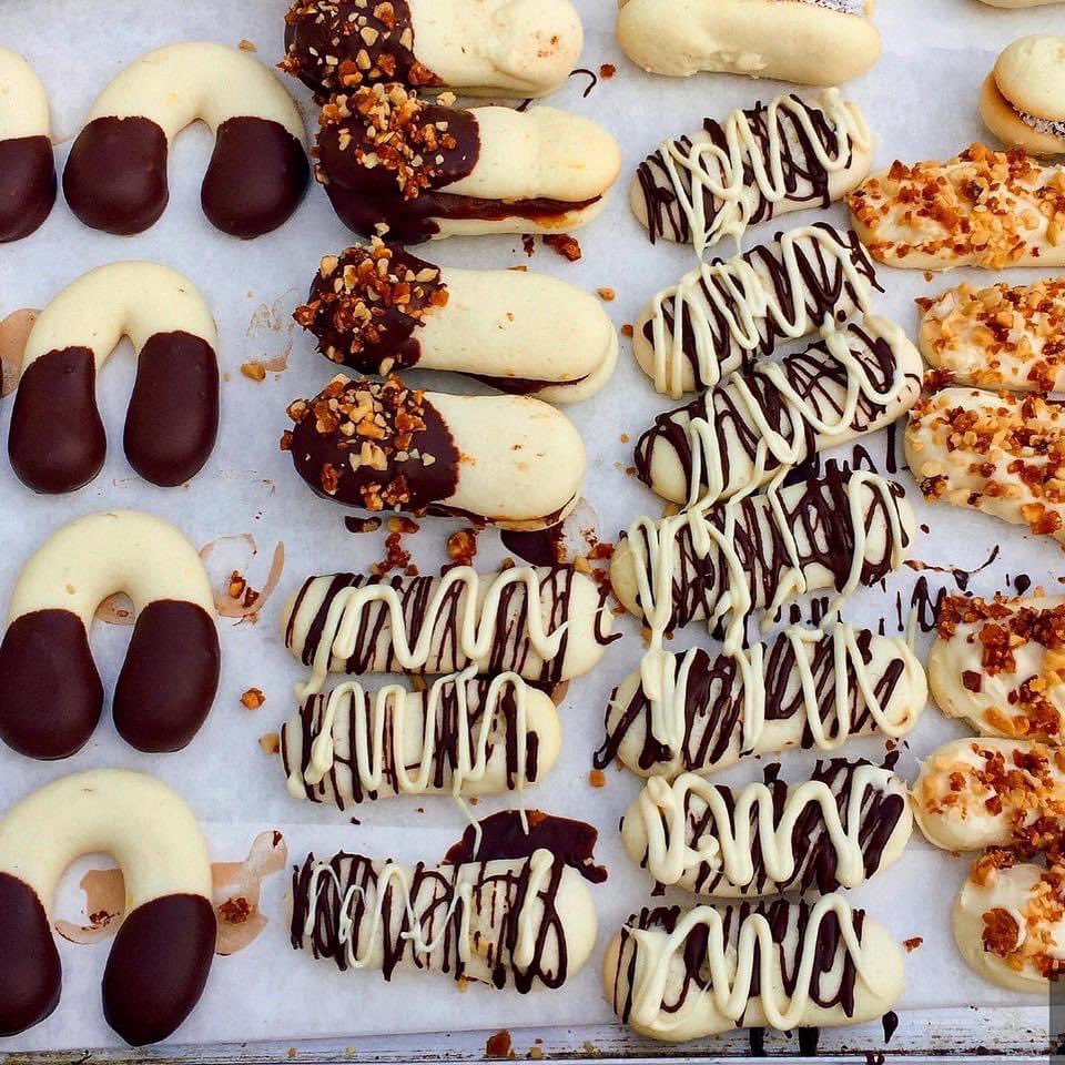 esteficolombo's tweet photo. MASAS FINAS
No sufras más! Ahora podés hacer tu propia receta de masitas en casa! Súper económicas y sin huevo, salen riquisimas, ideales para acompañar una merienda o desayuno. Probalas y fijate qué fácil resulta esta preparación!

INGREDIENTES  (Rinde 50 unidades) 
Manteca 150 g
Az. Impalpable 125 g
Fécula de maíz 60 g
Leche 90 cc
Ralladura de limón 1 u
Esencia de vainilla a gusto
Harina 0000 250 g 

PASO A PASO
1) Integrar manteca blanda con azucar impalpable.
2) Perfumar la masa con esencia de vainilla y ralladura de limón.
3) Agregar de a poco la harina y la fecula de maiz.
4) Incorporar la leche a temperatura ambiente.
5) Colocar la masa en una manga y verter en formas iguales sobre una placa con papel manteca.
6) Llevar al horno a 170 grados unos 10 minutos.
7) Decorar con chocolate baño y dejar solidificar a temperatura ambiente.