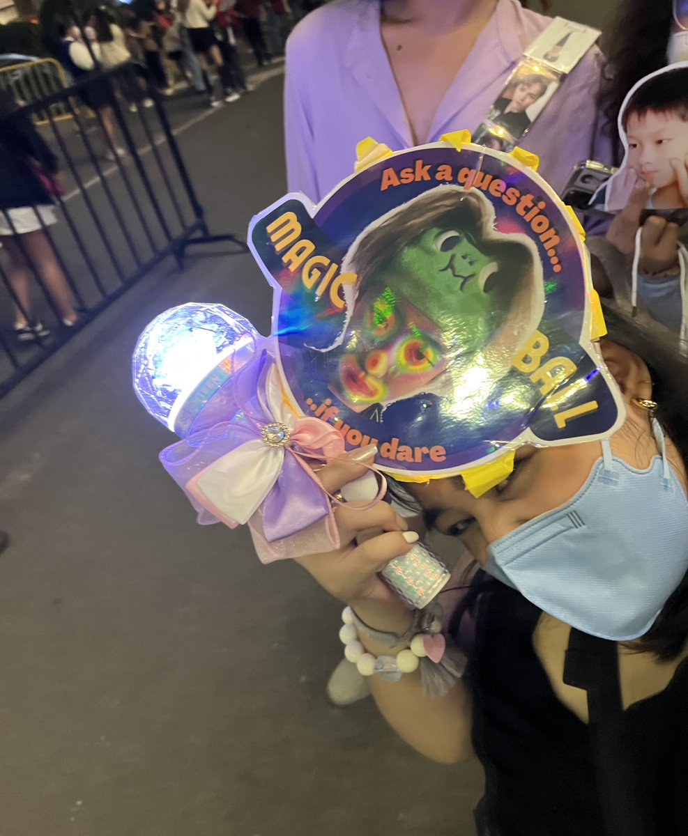 hao_o10vely's tweet photo. Happy anniversary to #BeTSinMANILA where Hao and I had a .5 sec eye contact cause he pointed at my magic The8 ball sign https://t.co/megJpNQYDM