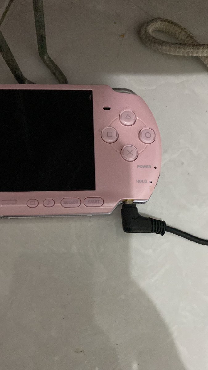 scflowe's tweet photo. Terus psp nya error! Terusss mau minta tukerr dah lah 😑😑 nyape nyapeinn abang grebnya https://t.co/gDV5LIwSge