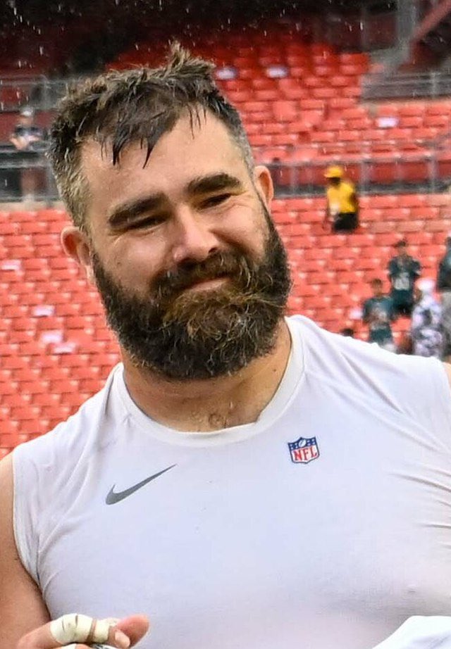 _hintti's tweet photo. i don’t care about travis kelce!!!!!!!!!!! i care about his fat hairy older brother https://t.co/kgzWRGLSK5