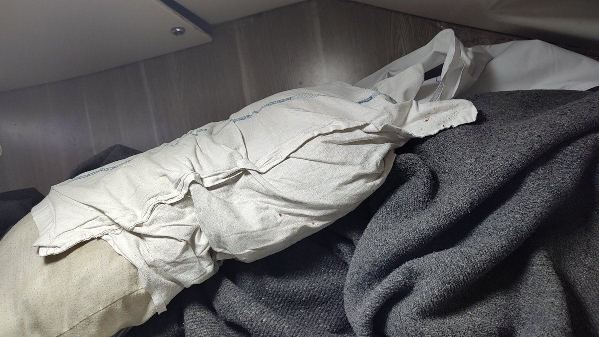 Mayank_D18's tweet photo. @DrmSolapur @Central_Railway @GM_CRly @IRCTCofficial @AshwiniVaishnaw I am travelling from Mumbai to solapur today and the coach M2 was dirty and the old linen still in the place .
No new clean linen provided.
My PNR. 8308606030
Siddheshwar Express csmt-sur https://t.co/P3OKD4SqUt