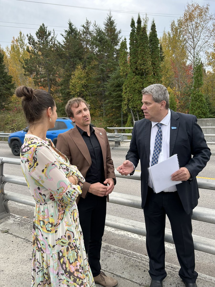 YGagnonCAQ's tweet photo. Avec le prés. de l’arr. #Jonquière, Carl Dufour, nous avons accueilli ma collègue @GGuilbaultCAQ sur notre pont d’aluminium.

Réalisé par @RioTinto (Alcan), il est unique au 🌍 et est un joyau du patrimoine d’#Arvida. 

Méconnu, il mérite notre attention prochainement. #polqc https://t.co/8OEd8mt3B1