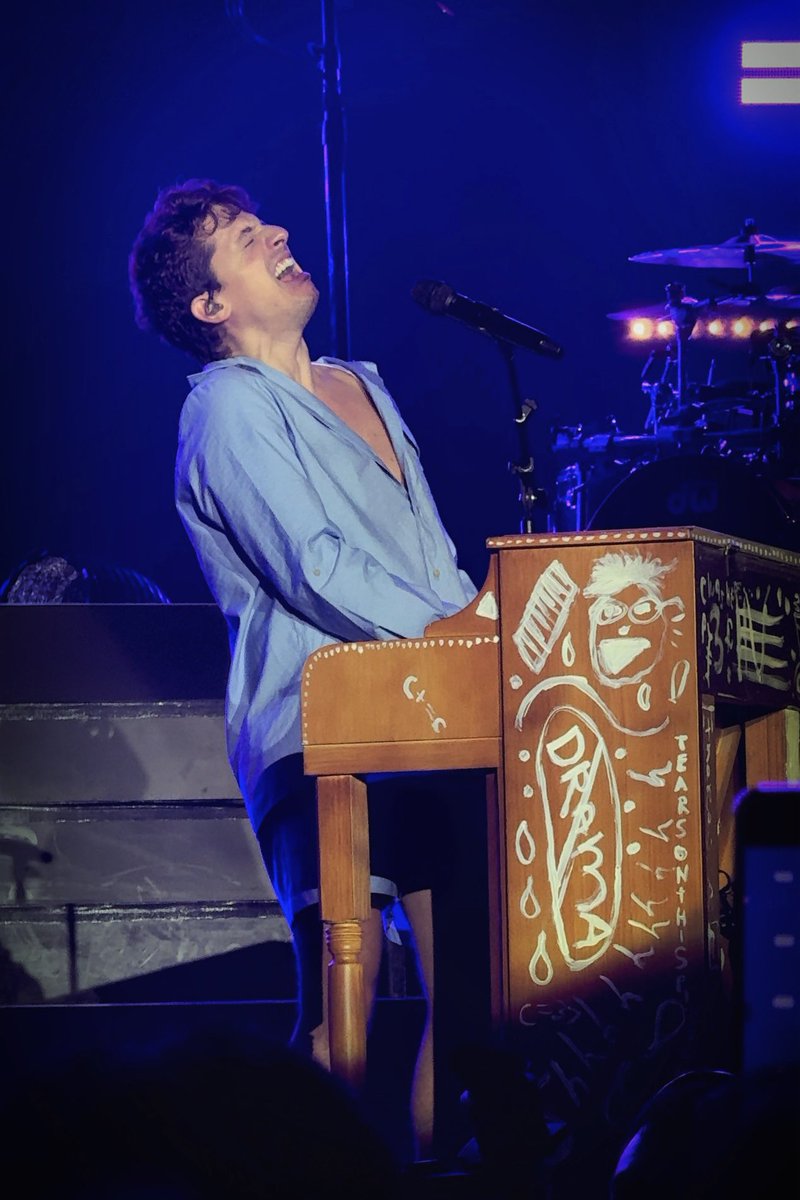 มันจะมีศิลปินอยู่คนนึงที่เน้นแหกปาก เน้นเสียงสู๊งงง, 
เอฟซีก็เอื้อนเสียงหลงไปดิ  คอนจบก็คือเสียงแหบ! 🤣
#TheCharlieLiveExperienceTourBKK