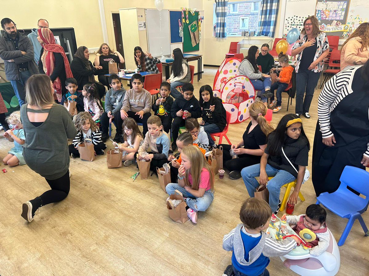 rotherhamdc's tweet photo. Happy 5th Birthday Rotherham Deaf Connections 🥳🥰
We have enjoyed seeing every single one of you, making new friends and life long connections. 
Thank you so much for your support over the last 5 years. 🥳
Onwards and upwards bringing deaf children and their families together 💚 https://t.co/Z2RqvQ8Cji