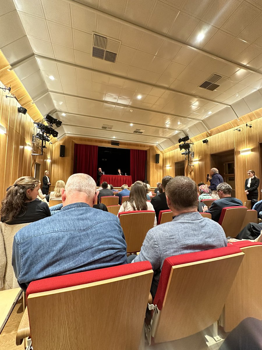 ghavlujova's tweet image. Připomínka v rámci diskuse od jednoho z architektů prezidenta V.Havla a navazování na jeho plány, které nestihl dokončit. J. Pleskot: “Ano, po dohodě s panem prezidentem je prioritou návštěvnické/ vzdělávací centrum a zpřístupnění Hradu od tramvaje 22.” @HradOfficial #designblock