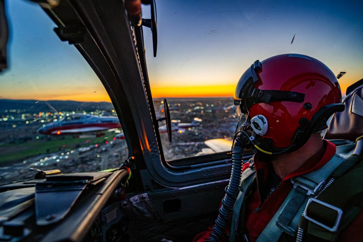 CFSnowbirds's tweet photo. Beautiful twilight show yesterday! 🌅
Smoke ON at 1:30 pm for the California International Airshow!! Another hot day today, drink plenty of water! ☀️ 
📷 Capt Gabriel Ferris 
.
#California #sunset #airshow #rcaf #Canada https://t.co/2pGPY84BkC