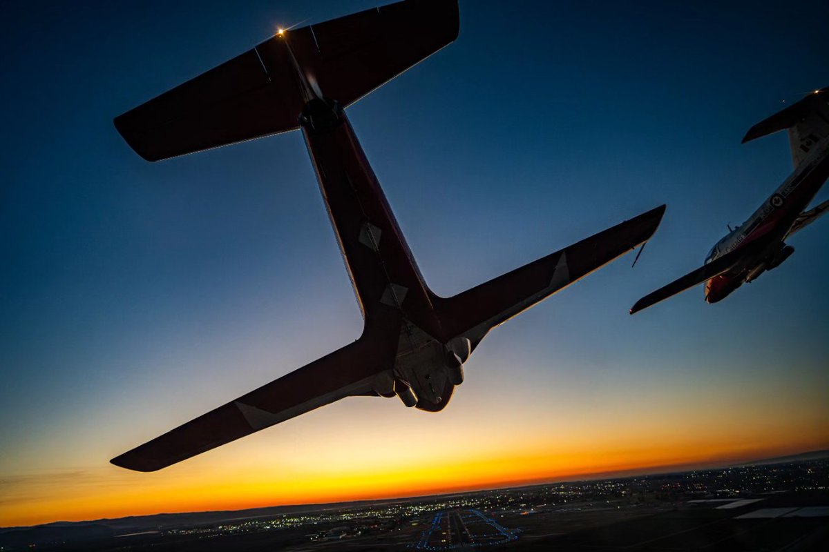 CFSnowbirds's tweet photo. Beautiful twilight show yesterday! 🌅
Smoke ON at 1:30 pm for the California International Airshow!! Another hot day today, drink plenty of water! ☀️ 
📷 Capt Gabriel Ferris 
.
#California #sunset #airshow #rcaf #Canada https://t.co/2pGPY84BkC