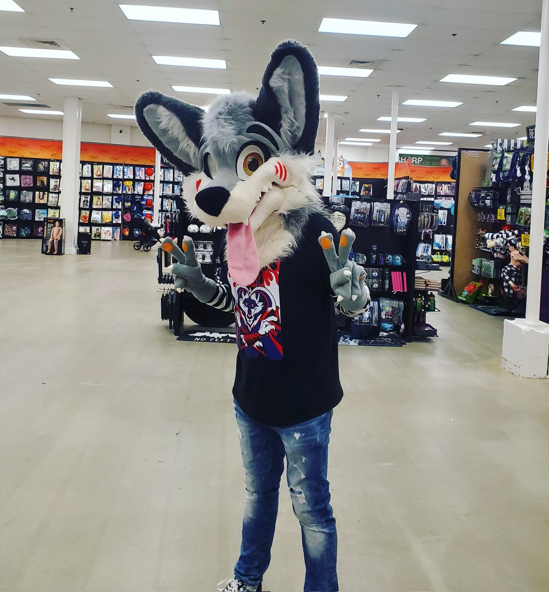 ILOVEKURRO's tweet photo. in the halloween spirit store! 🎃 https://t.co/lfyvzosixx