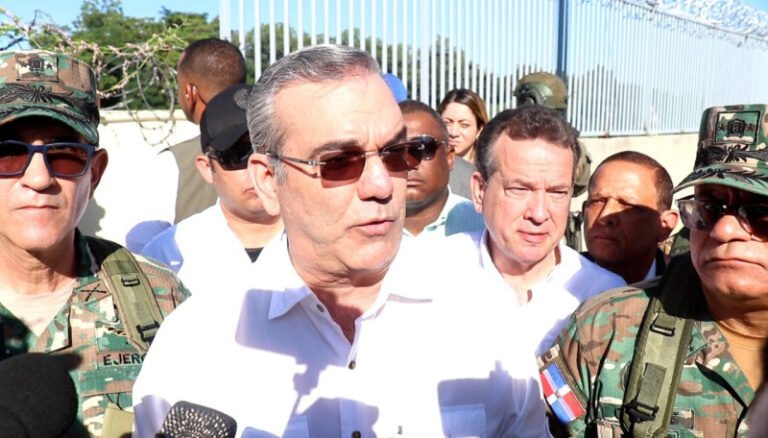 JeansamuelMathi's tweet photo. Le président dictateur dominicain,Luis Abinader,objet de vives critique,après avoir fermé la frontière et privé les producteurs et commerçants dominicains de la manne haïtienne.Le président dominicain envisage d’assouplir ces mesures restrictives. https://t.co/M5xObhzQn7