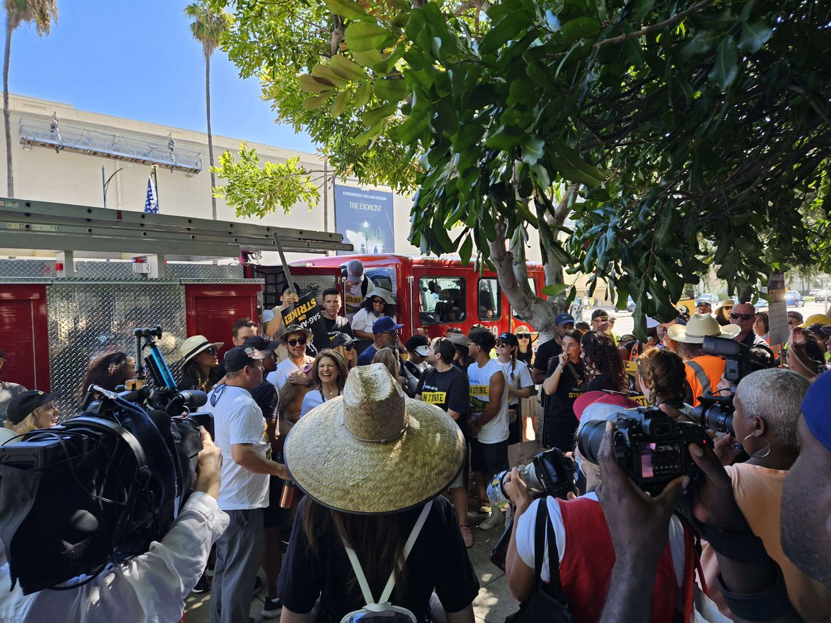 OFMStrike's tweet photo. Some pics from the WB picket line yesterday celebrating first responders! We dropped off empanadas which where a big hit again! 
#ofmstrike #SagAftraStrong #sagaftrastrike https://t.co/i6AnJd8SsV
